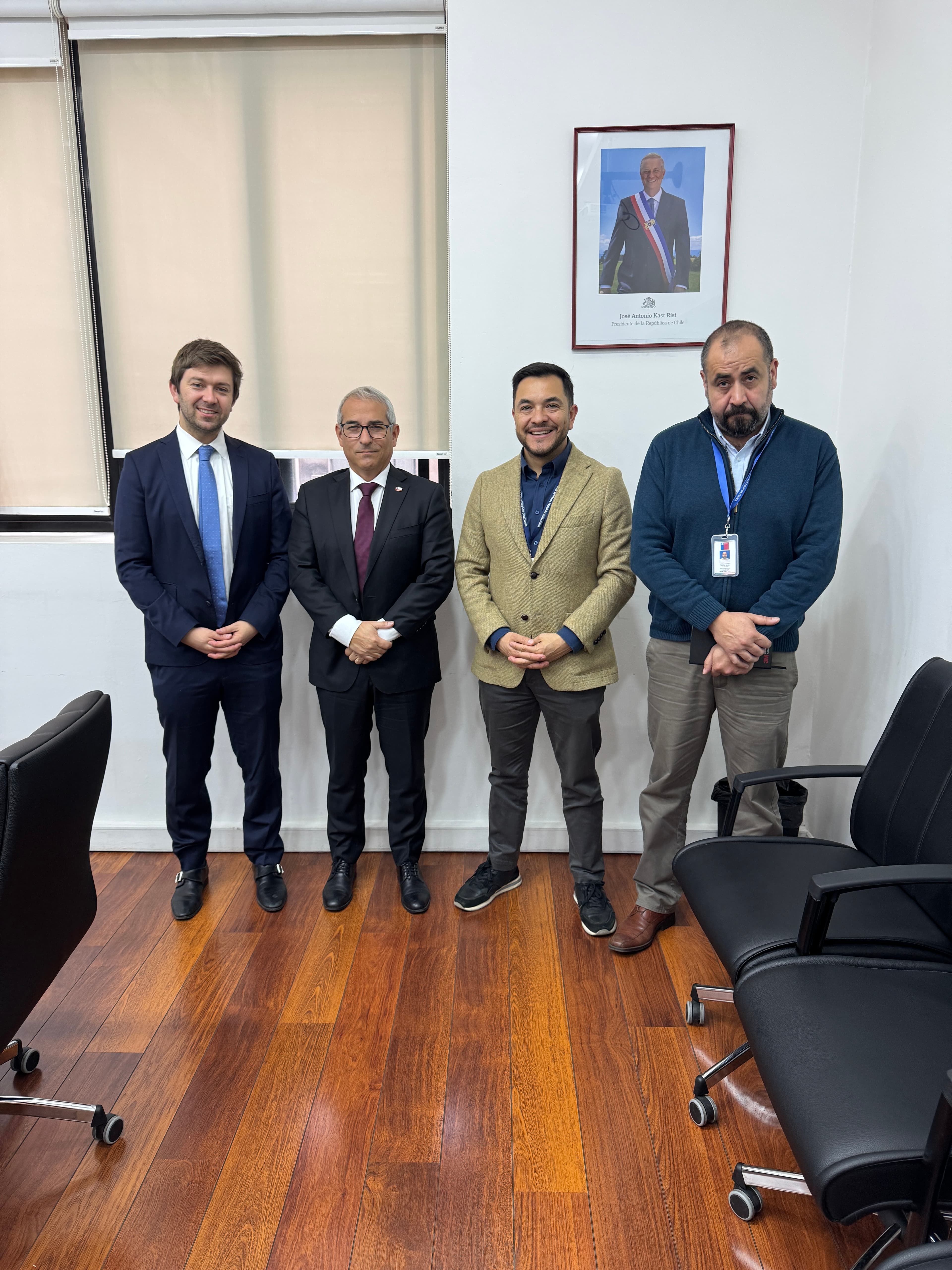 Alcalde Rodrigo Contreras se reúne con director nacional de Vialidad para impulsar el cruce bajo nivel de Prieto en Paine